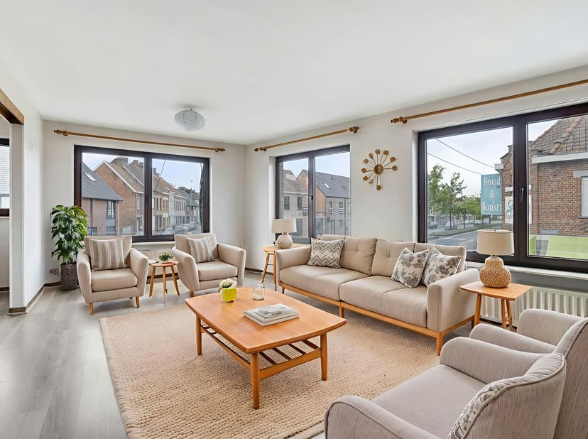 Ruim appartement te koop gelegen in de Mandellaan, vlakbij het centrum van Roeselare. Dit appartement beschikt over 3 slaapkamers en een aan te kopen
