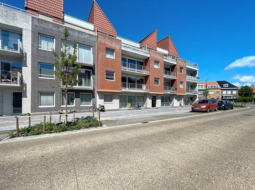 Ce récent appartement de 2 chambres à Ostende est à louer. Profitez d&#039;un espace de vie spacieux, d&#039;une cuisine ouverte et d&#039;une terrasse ensoleillée.&lt;