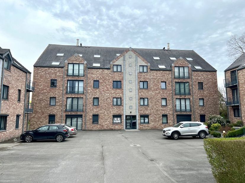 Faubourg de Binche 39/17 à 7070 Le Roeulx. Très bel appartement de 100m² situé au 4ème étage de l&#039;immeuble et composé de : hall d&#039;entrée/nuit, WC, gra
