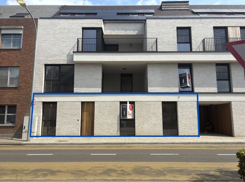 Appartement A 0,1 bevindt zich in de blok tegen de Vrijheid op het gelijkvloers helemaal links. Vooraan is een aparte inkomdeur, inkomhal en twee slaa