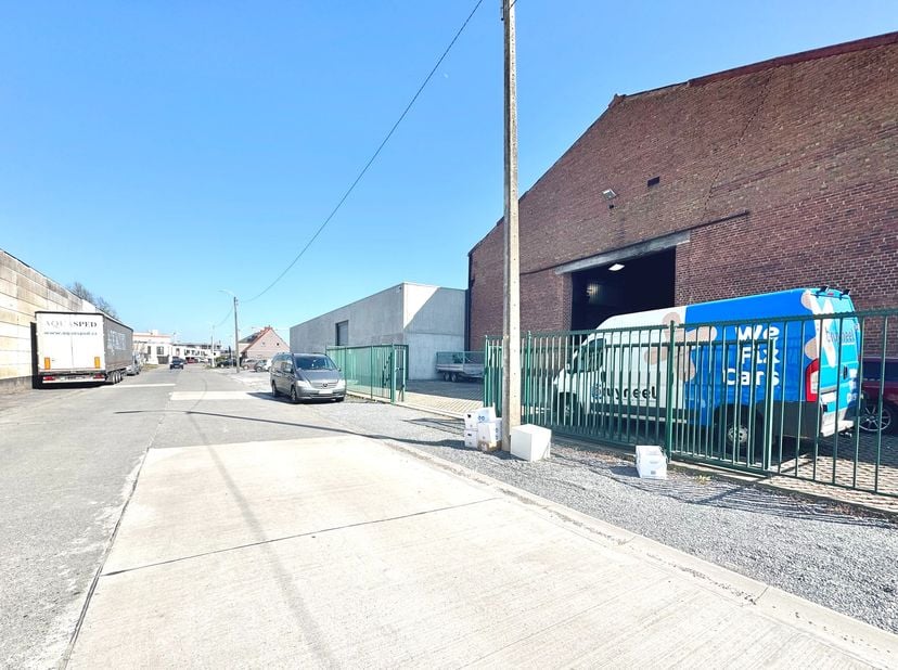 Opslagplaats/-unit op locatie met goede verbindingen te industriezone Spinnerijstraat 8793 Waregem; Toegang: via een schuifpoort vooraan en naar het g