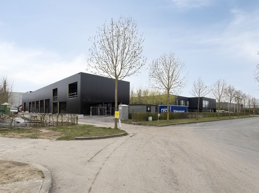 Vous recherchez un espace moderne et fonctionnel pour votre entreprise? Ce nouveau projet de construction offre une occasion unique de travailler dans