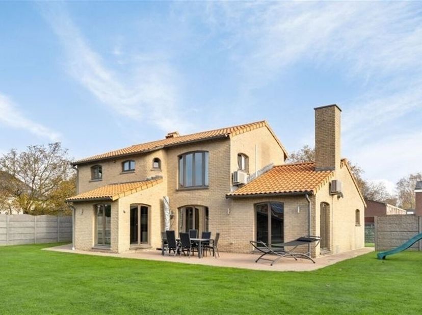Welkom in deze prachtige woning met een royale grondoppervlakte van 990 m².  Deze ruime gezinswoning biedt vier slaapkamers, dressing en twee luxe bad