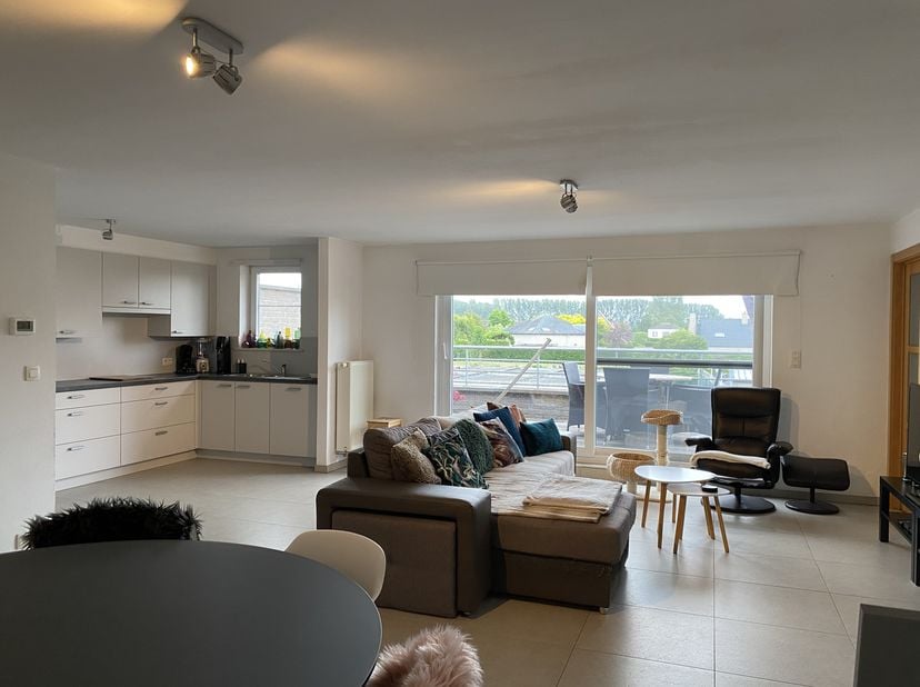 Op zoek naar een comfortabel en instap klaar appartement in het hart van het rustige Sint-Laureins. Dit ruime appartement op de eerste verdieping bied