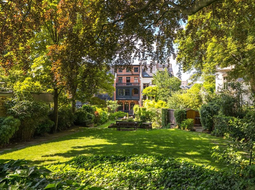 Prachtige herenwoning gelegen tegenover het sfeervolle Jamblinne de Meuxplein, op wandelafstand van het Jubelpark, de Europese instellingen en het ope