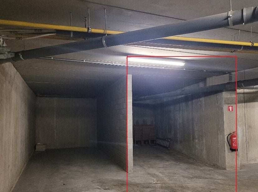 De parkeerkelder en autostaanplaats zijn goed bereikbaar en bieden ruimte voor auto&#039;s, motoren en fietsen. De autostaanplaats is redelijk afgelegen in