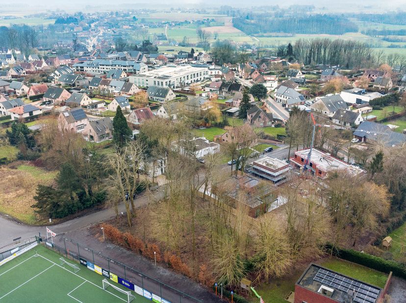 Deze bouwgrond is gelegen in een residentiële buurt in de dorpskern van Dikkelvenne, op wandelafstand van scholen, winkels en openbaar vervoer.  &lt;br /