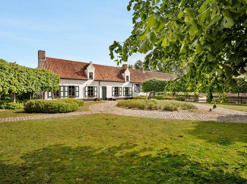 Ferme exceptionnelle avec manège couvert et écuries sur 1,88 hectares&lt;br /&gt;
Cette belle ferme possède des éléments datant des années 1600. En 2000, la