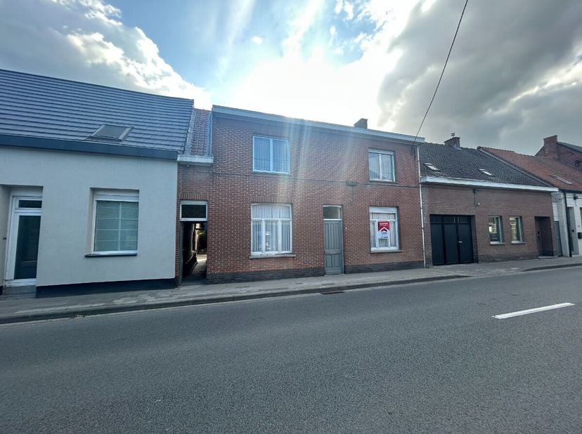 Cette maison de rangée bien entretenue et étonnamment spacieuse allie confort moderne et charme campagnard. Avec ses 5 chambres complètes, son grand j