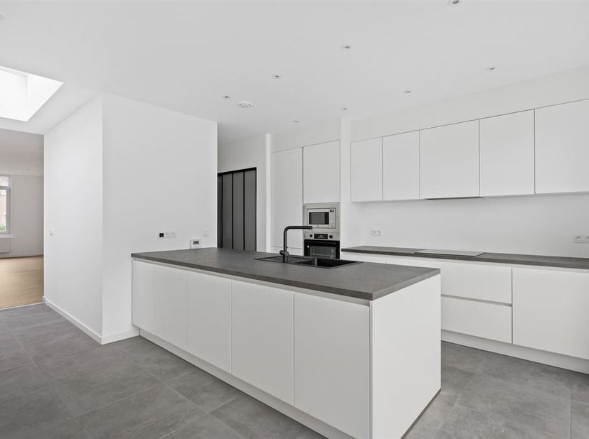 Gerenoveerde eengezinswoning met 3 slaapkamers en zuidwest gerichte tuin!&lt;br /&gt;
Ligging: De Karel Meyvisstraat is een rustige straat, maar ligt toch v