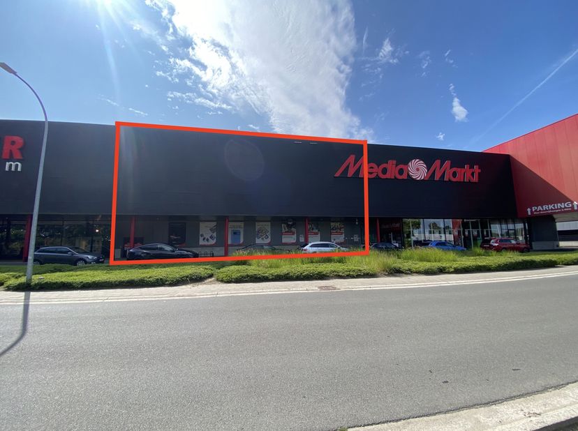 Baanwinkel met een oppervlakte van +/- 1198 m2 gelegen tussen Media Markt en Wooncentrum De Kraker.&lt;br /&gt;
Onder het gebouw is een ruime ondergrondse p