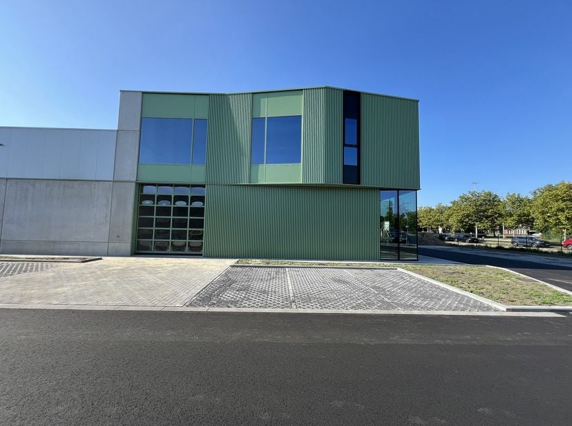 Bedrijfshal (unit 7) van 237m² is gelegen op een toplocatie aan de Gouverneur Roppesingel 12 naast de Grote Ring in Hasselt naast schuin tegenover VOK