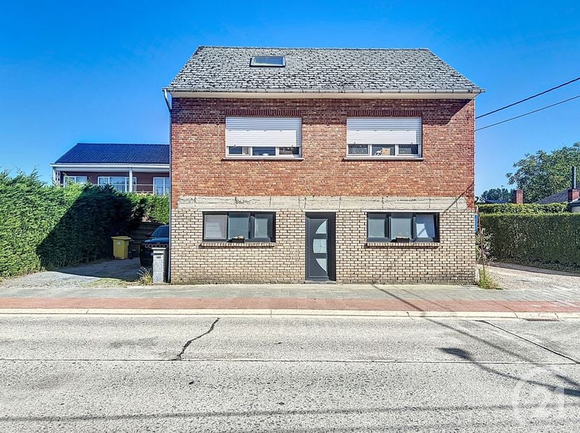 Af te werken woning met ruim bijgebouw te koop!&lt;br /&gt;
Je komt de woning binnen in de inkomhal. Verder heb je een lichtrijke leefruimte, een keuken met