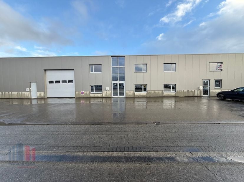 Uitstekend gelegen gerenoveerd magazijn met kantoren van 814 m² te huur, op slechts 400 meter van de Steenweg Deinze, met een directe aansluiting op d