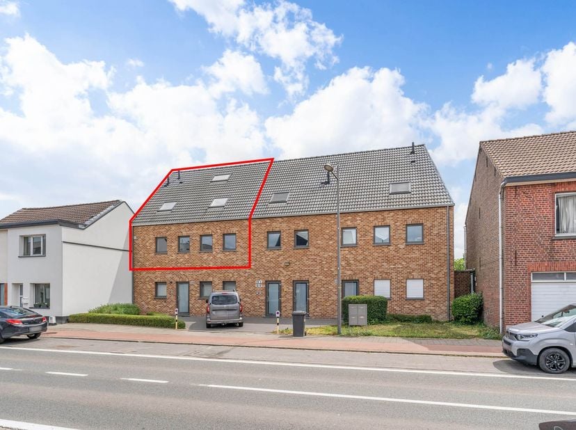 Dit mooie appartement is bijzonder ruim en lichtvol en maakt deel uit van een kleinschalig gebouw met 4 appartementen dat in 2013 werd opgericht op ee
