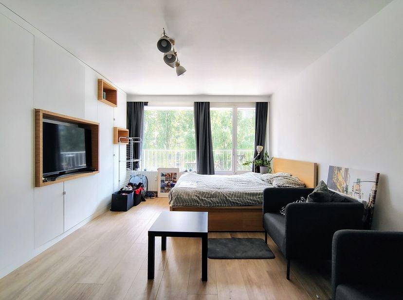 ZAVENTEM, ideaal gelegen dicht bij het Alma metrostation, Woluwe winkelcentrum en alle voorzieningen, lichte 35 m² STUDIO. Het ligt op de 4e verdiepin