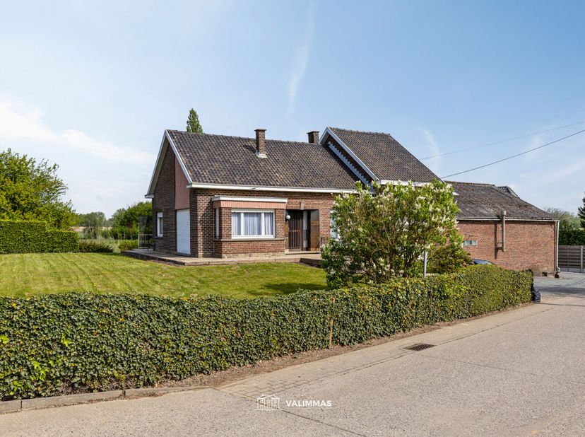 VALIMMAS verkoopt deze goed gelegen ruime alleenstaande woning op ± 22 are met grote tuin en atelier (148m²)...   Het gelijkvloers (tuinniveau) bestaa