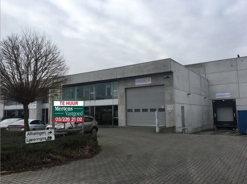 Het betreft een recent logistiek bedrijfsgebouw uit 2005 te huur op de industriezone Neerland te Wilrijk. Het pand bevindt zich vlakbij de A12 en E19.
