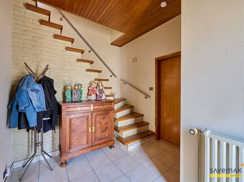 Maison avec grand entrepôt/garage et cour sur 28a 38ca, idéal pour le commerçant de voitures !&lt;br /&gt;
L&#039;entrepôt/garage/entrepôt est équipé d&#039;un bureau