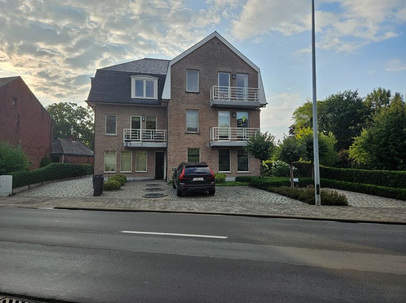 Ruim appartement in het centrum van Heultje op wandelafstand van winkels, scholen, openbaar vervoer... met een vlotte verbinding naar omliggende gemee
