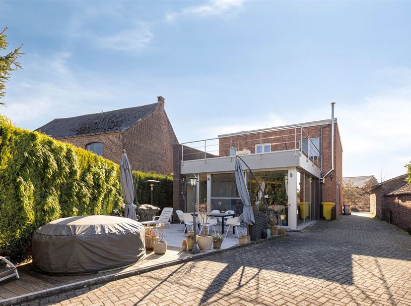 OFFRE à partir de 295.000 EUR // Spacieux appartement au rez-de-chaussée avec belle terrasse et situation unique entre les champs à ERPS-KWERPS avec u