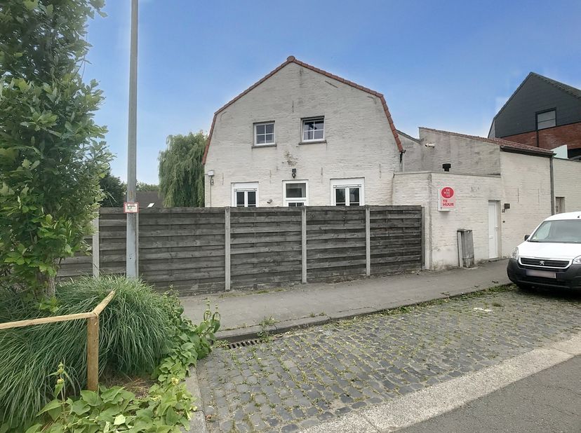 Belle maison entièrement rénovée avec 2 chambres et une agréable terrasse. Situé au centre de Poperinge et à proximité du ring.&lt;br /&gt;
Disposition:&lt;br