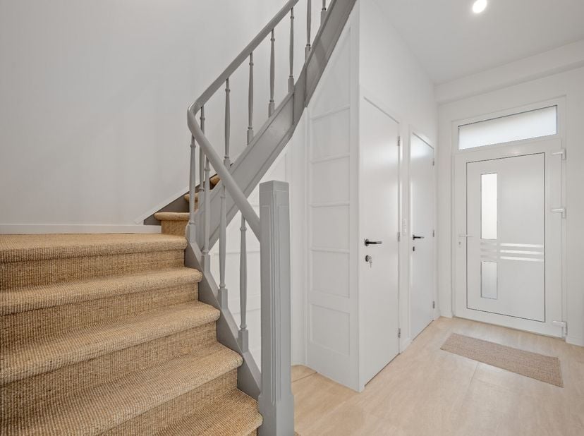 Zie ook virtuele tour. Gerenoveerde woning. Omvat: op het gelijkvloers een inkomhal met trap, een WC, een living, een  keuken, een berging en een vera