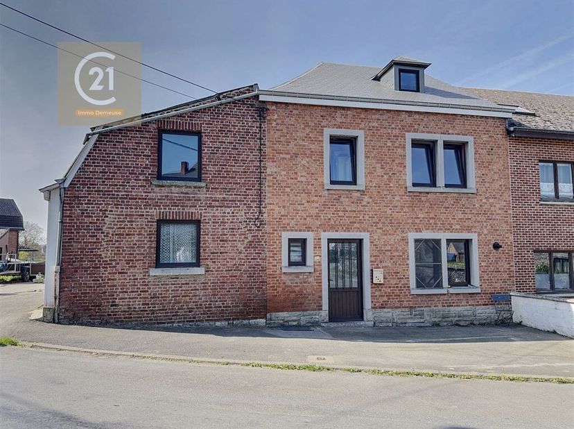 Ontdek dit charmante huis in Rochefort, met 145 m² woonoppervlak op een royaal perceel van 442 m². Dit huis is ideaal gelegen en zal je overtuigen met