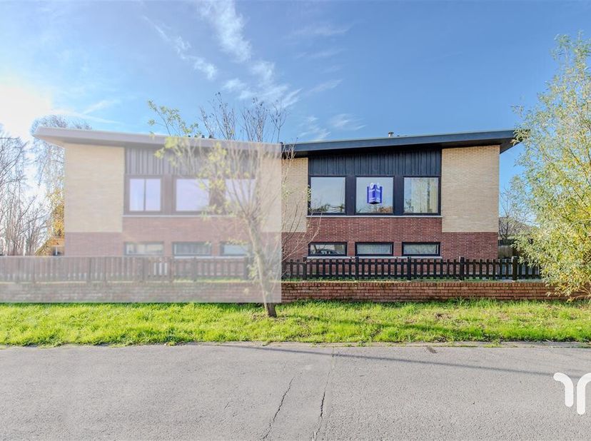 Deze ruime gezinswoning is gelegen in een residentiële wijk in Wenduine, vlakbij Blankenberge. Een stevige woning met heel wat potentieel. Mits een to