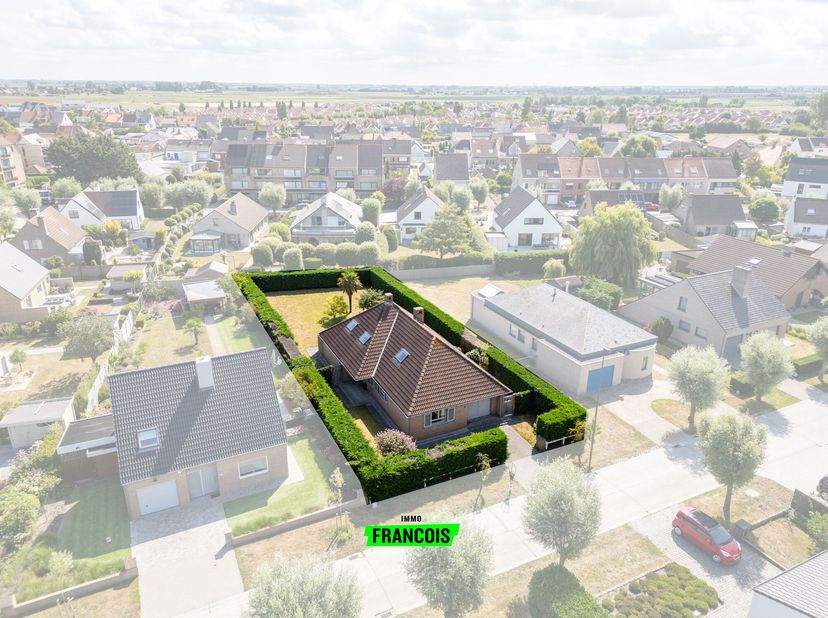 Op zoek naar een warme thuis waar ruimte, licht en comfort samenkomen? Deze charmante villa biedt het allemaal  en meer.&lt;br /&gt;
Bij het betreden van de