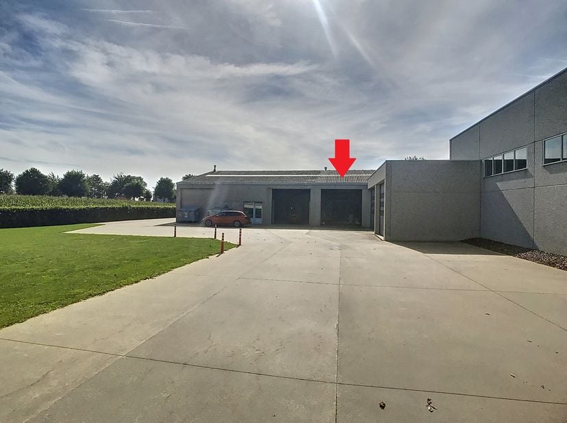 Op centrale ligging in Moorslede staat deze recente loods te huur van ca. 500 m².&lt;br /&gt;
Specificaties:&lt;br /&gt;
- gepolierde betonvloer&lt;br /&gt;
- geïsoleer