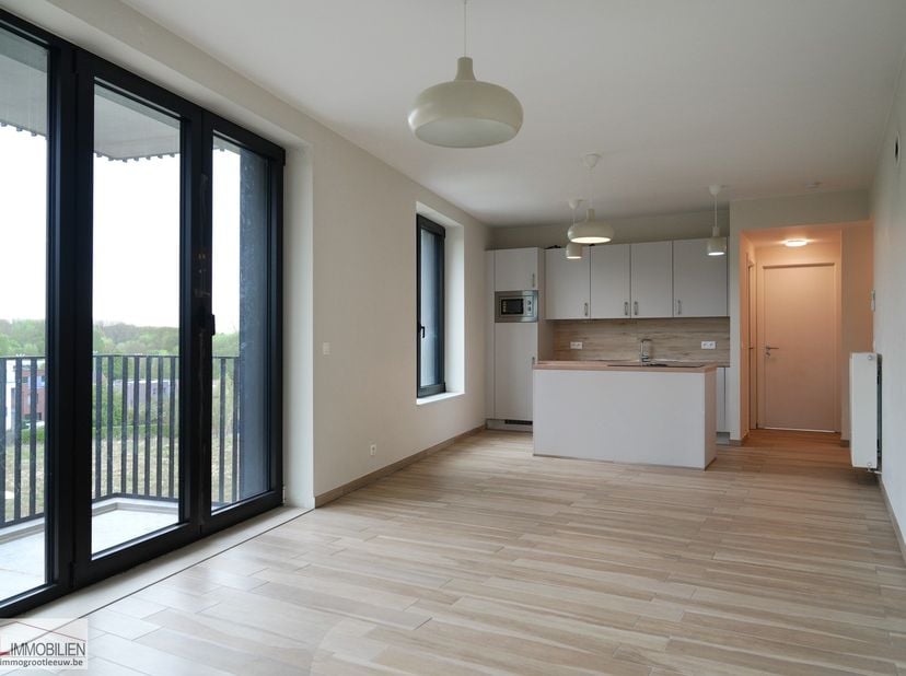 Immo Groot Leeuw présente cet appartement récent et prêt à l&#039;emploi, situé au troisième étage d&#039;un immeuble élégant construit en 2021. Grâce à sa fini