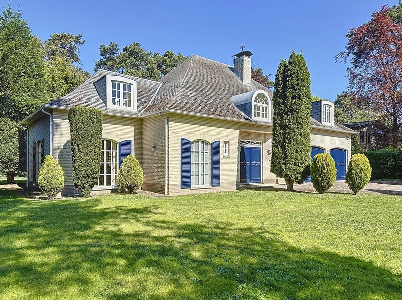Deze prachtige villa is gelegen in de rustige residentiële Europese wijk te Mol, vlakbij de Europese school en de toegangswegen richting Geel-Turnhout