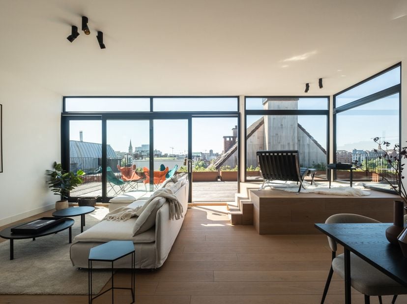 Deze uitzonderlijke duplexpenthouse, opgeleverd in 2022, bevindt zich op een absolute toplocatie met een adembenemend zicht over het Eilandje en de Ja