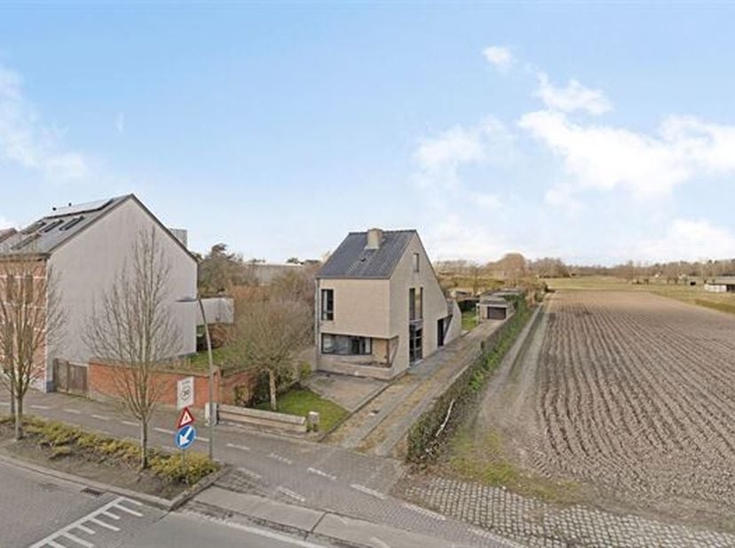 LICHTRIJKE EN RUIME GEZINSWONING MET 3 SLAAPKAMERS, GROTE TUIN EN BIJGEBOUW - GARAGE.&lt;br /&gt;
 Gelegen nabij het centrum van het landelijke en charmante