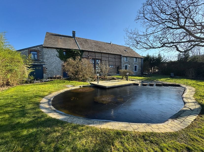 Propriété d&#039;exception située dans le petit village de Morville-Wéris (Durbuy), sur un terrain de plus de 6.000 m².&lt;br /&gt;
L&#039;ensemble est consitué d&#039;une