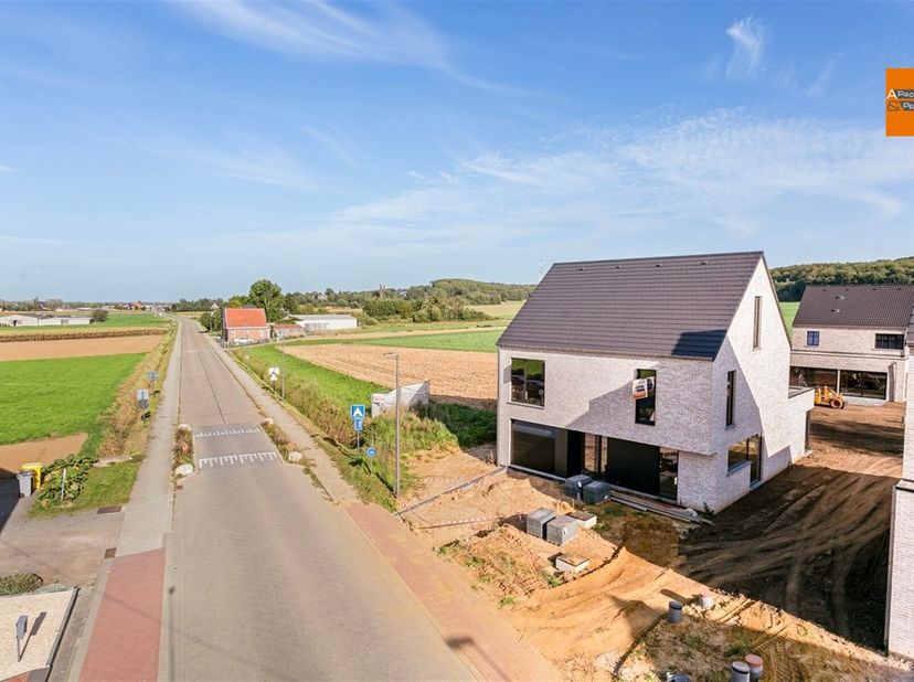 A la périphérie de Meerbeek, avec une belle vue sur les champs et les bois, nous vous présentons 2 maisons neuves dans un petit lotissement de 4 unité