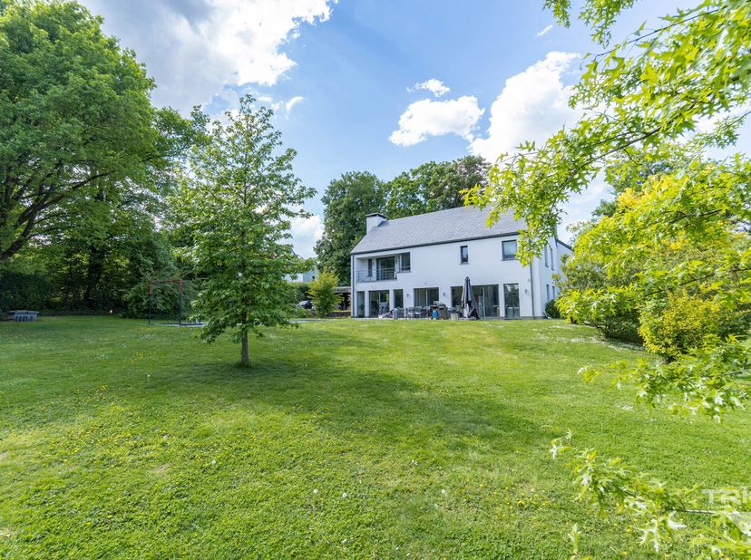 *** OPTION - DANS L&#039;ATTENTE DE LA SIGNATURE DU BAIL *** TRIOR Waterloo vous propose cette magnifique villa de standing. Nichée au cur dun écrin de ver