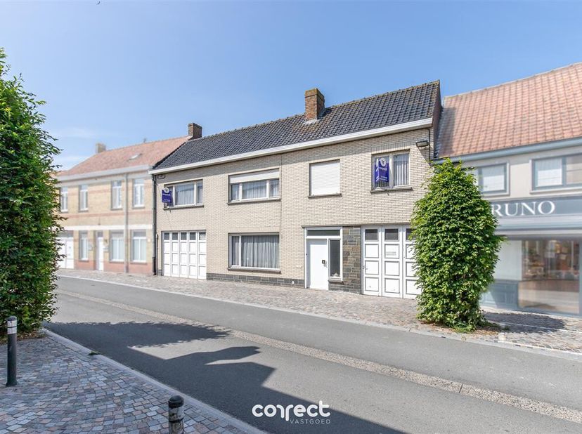 Volledig te renoveren of nieuw te bouwen appartementsgebouw met garages.&lt;br /&gt;
STARTPRIJS : Elk bod boven deze startprijs wordt aan de eigenaars voorg