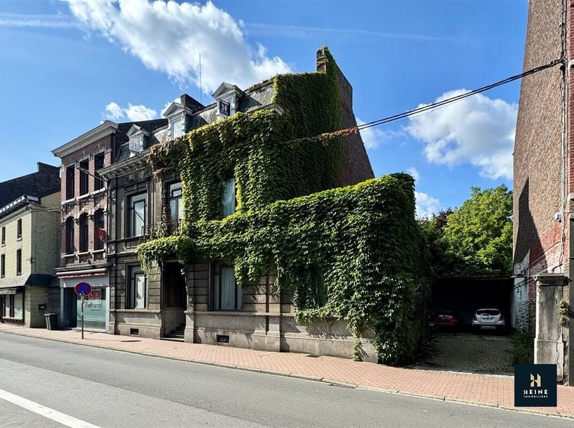 Ideaal gelegen in het centrum van de stad, vlakbij alle voorzieningen, staat dit imposante herenhuis dat gerenoveerd moet worden op een perceel van ..