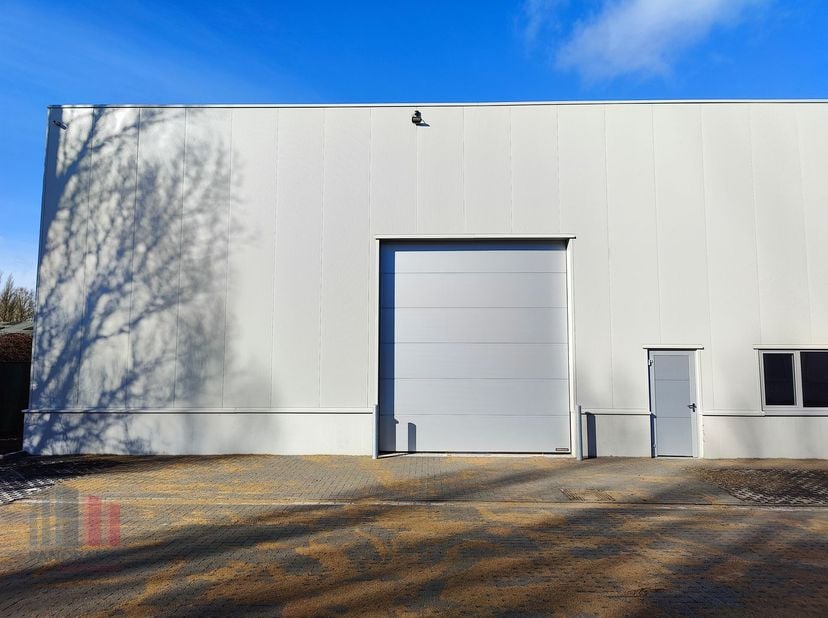 De casco loods van 304 m² maakt deel uit van het KMO park &quot; TINTERSWEGE &quot; en heeft een vrije hoogte van 6 m, de unit is opgebouwd uit een staalstructu