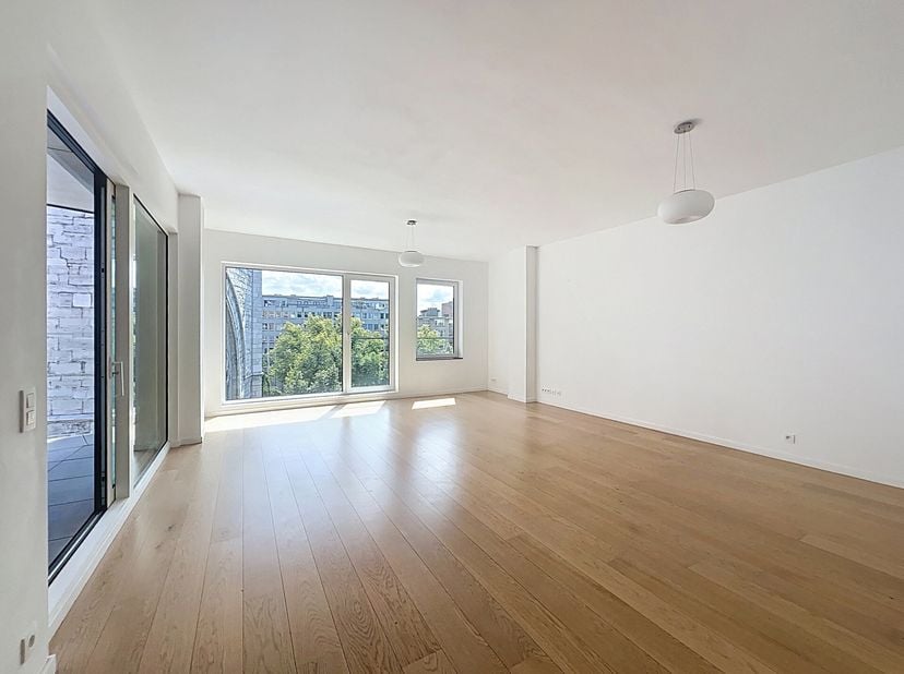 Situé au quatrième étage du nouvel immeuble de prestige La Cathédrale, ce luxueux appartement est une opportunité unique à ne pas rater. Profitant de