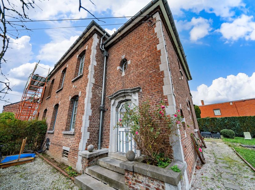 Cette maison située dans un quartier calme et agréable offre un charme unique et un potentiel incroyable. Dès l’entrée, un escalier majestueux, ouvert