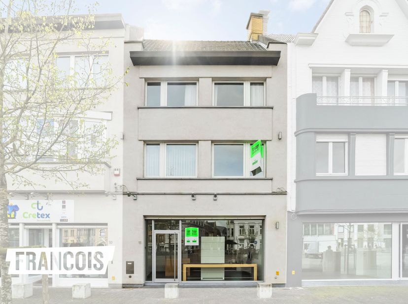 Sur la Grote Markt de Poperinge, avec une excellente visibilité, cette propriété intéressante est à vendre ! Cette propriété commerciale avec espace d