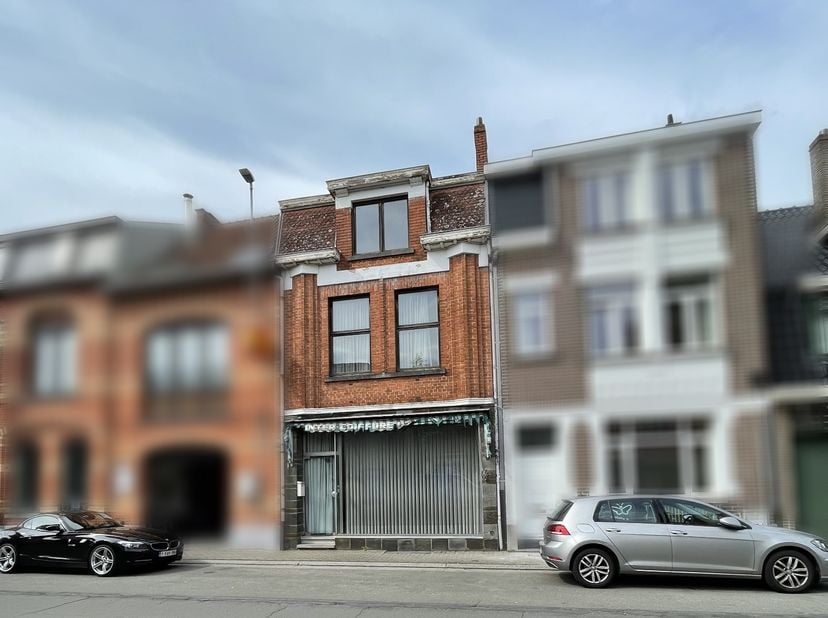 PROPRIÉTÉ avec une surface habitable de +-212m² située dans le centre de Zottegem.&lt;br /&gt;
A condition que les travaux de rénovation nécessaires soient