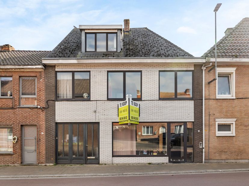 Welkom aan de Dries in Sombeke, dé plek waar ondernemen en comfortabel wonen perfect samenkomen. Dit indrukwekkende handelshuis biedt een gigantische
