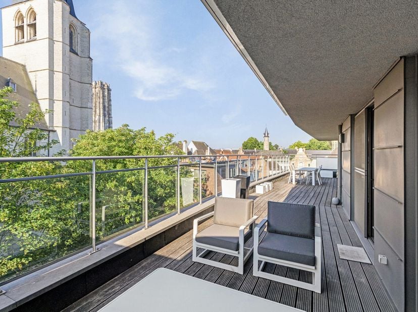 Exclusief te huur bij Immo Vertommen:&lt;br /&gt;
Dit schitterende state-of-the-art dakappartement is gelegen op een toplocatie in het centrum van Mechelen.