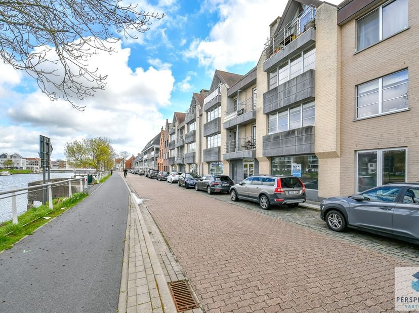 Ruim handelspand (144m²) gelegen langsheen de Houtkaai en vlakbij Scheepsdalebrug. Vlotte verbinding met invalswegen, Brugse ring en expresweg richtin