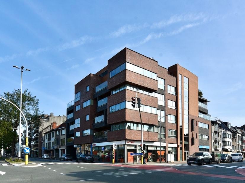 Centraal gelegen autobergplaats mét 2 motostaanplaatsen gelegen in een luxueuze residentie met uniek architecturaal concept.&lt;br /&gt;
&lt;br /&gt;
De centrale