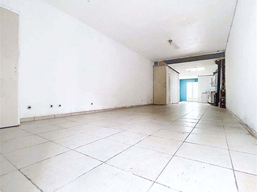 Habitation à rénover située au 451 Chaussée de Lille, à Mouscron.&lt;br /&gt;
Ce bien offre une toiture en bon état, une plate-forme également en bon état,
